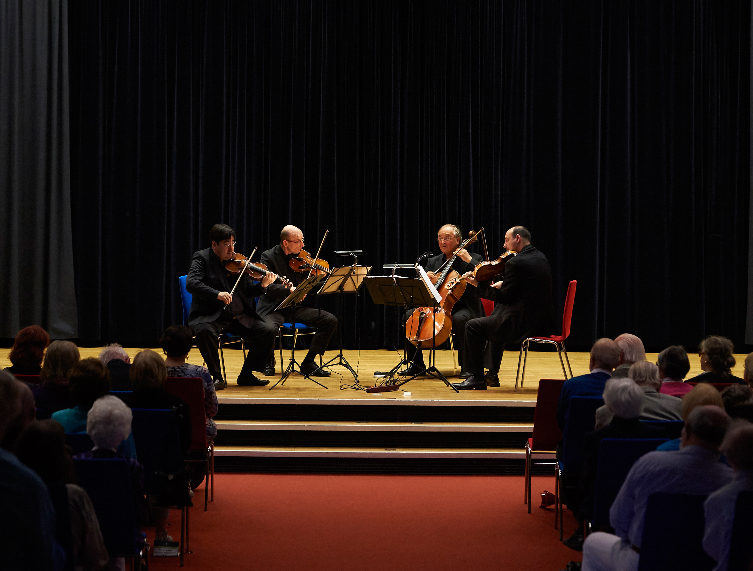 Künstler spielen Konzert im Konzertsaal für das Kultur-Angebot des Wohnstiftes Rathsberg in Erlangen